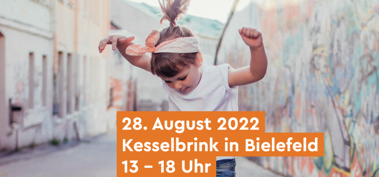Ein hüpfendes Mädchen mit wehendem Pferdeschwanz und der Beschriftung 28. August 2022, Kesselbrink in Bielefeld, 13-18 Uhr