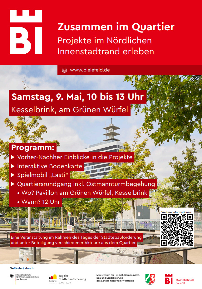 Plakat der Stadt Bielefeld mit dem Titel „Zusammen im Quartier – Projekte im Nördlichen Innenstadtrand erleben“. Die Veranstaltung findet am Samstag, 9. Mai, von 10 bis 13 Uhr am Kesselbrink, „Am Grünen Würfel“, statt. Im Programm: Einblicke in Projekte, eine interaktive Bodenkarte, ein Spielmobil („Lasti“) sowie ein Quartiersrundgang inklusive Ostmannturmbegehung (Start: 12 Uhr am Pavillon am Grünen Würfel). Unten Hinweise auf Förderer und ein QR-Code für weitere Informationen. Im Hintergrund ist ein Platz mit Bäumen und einem Gebäude mit Turm zu sehen.