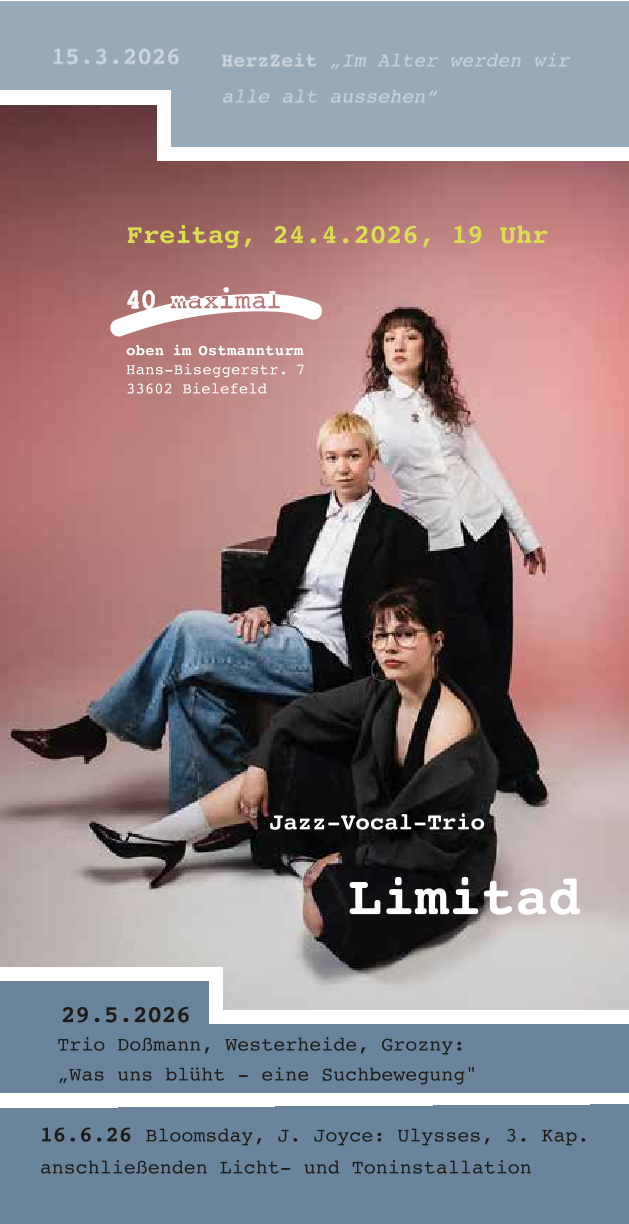 Drei Frauen posieren in einem Studio vor rosafarbenem Hintergrund: Eine sitzt lässig auf einem Hocker, eine steht dahinter, eine sitzt am Boden. Sie tragen moderne, teils elegante Kleidung in Schwarz-Weiß-Tönen und blicken selbstbewusst in die Kamera.